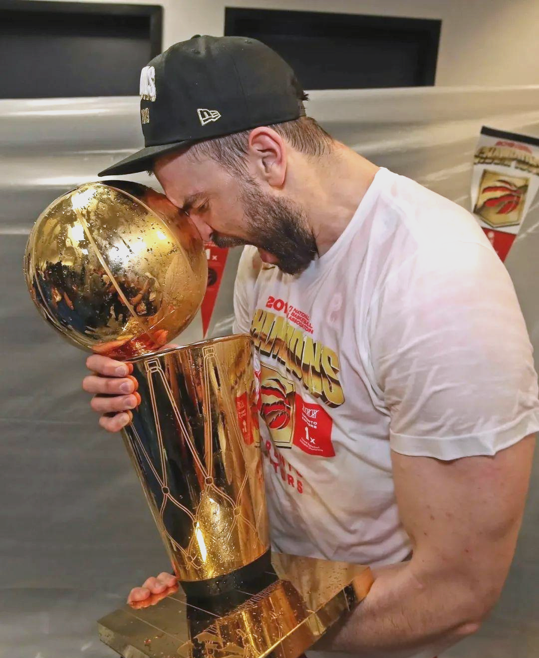 关于莱万多夫斯基在快船比赛中夺冠,领先优势明显引发热议!引发球迷热议的信息-九游体育官网