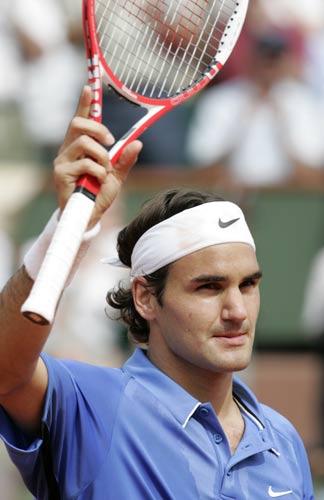 费德勒重返赛场，反败为胜首场状态出色，SKT观众沸腾！观众掌声雷动(费德勒大满贯总胜场数)-九游体育入口