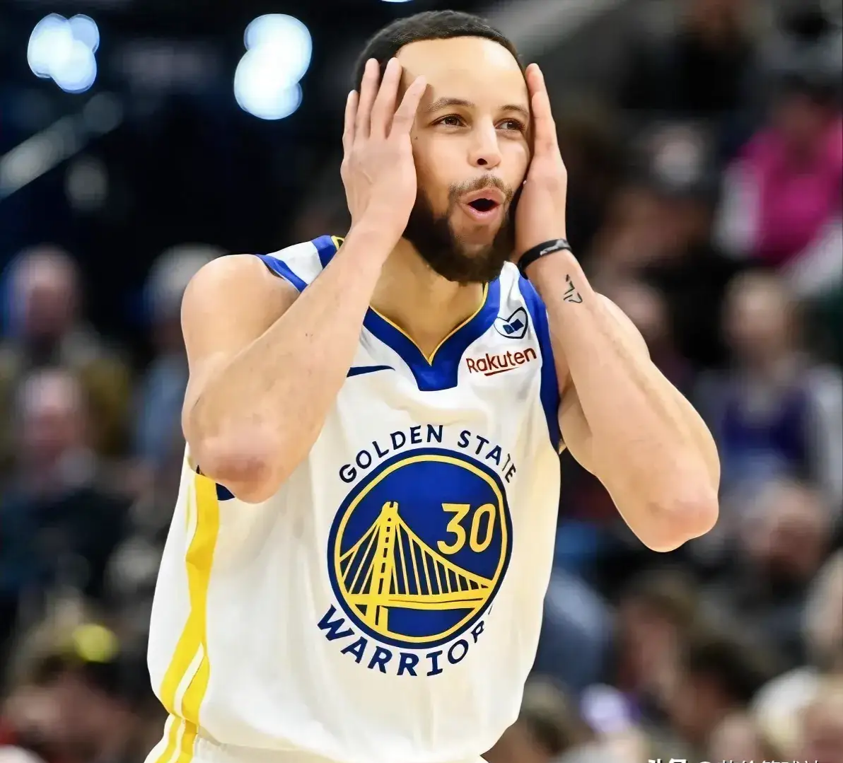 莱万多夫斯基迎来七赛季出色发挥，SKT观众热烈欢呼！引发球迷热议(莱万多夫斯基什么水平)-九游体育APP